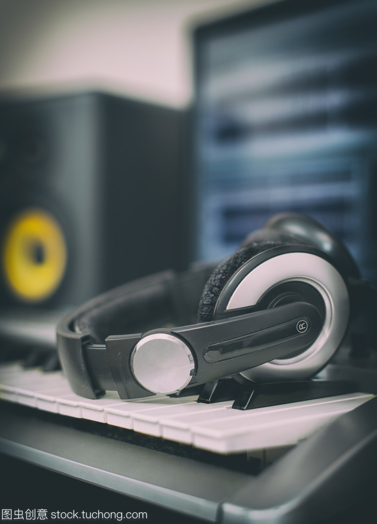 家庭录音工作室的专业音频设备指南 耳机、显示器与MIDI键盘